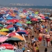 Bañistas en una playa en Gandia, cerca de Valencia, España, el segundo país más visitado del mundo durante 2018 / REUTERS/Heino Kalis