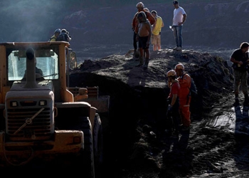 Socorristas trabajan sobre el alud de lodo que escapó de una represa de minera brasileña Vale en Brumadinho, Brasil.