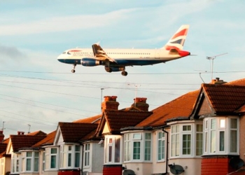 British Airways Airbus A320-232 sobrevuela unas casas en Myrtle Avenue según llega al aeropuerto de Heathrow Airport en Londres.