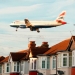 British Airways Airbus A320-232 sobrevuela unas casas en Myrtle Avenue según llega al aeropuerto de Heathrow Airport en Londres.