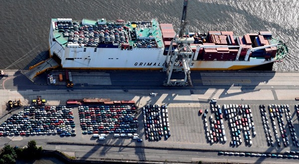 Coches para su exportación en un barco en el puerto de Hamburgo, Alemania.
