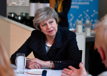 La primera ministra Theresa May visita un centro en Belfast, Irlanda del Norte, el 5 de febrero de 2019.