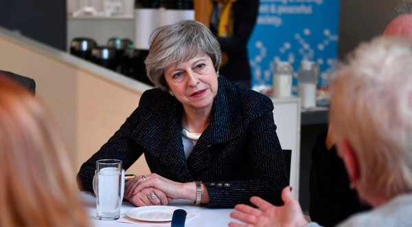 La primera ministra Theresa May visita un centro en Belfast, Irlanda del Norte, el 5 de febrero de 2019.