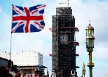 Una bandera británica frente al Big Ben de fondo, en Londres.