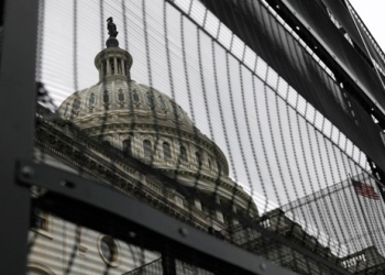 Verjas rodeando parte del edificio del Capitolio en Washington, EEUU.