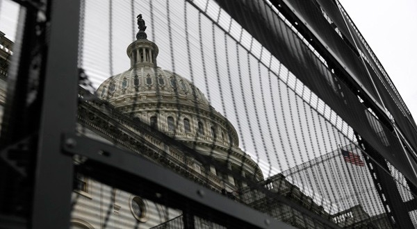 Verjas rodeando parte del edificio del Capitolio en Washington, EEUU.