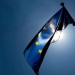 Bandera de la Unión Europea ondea en la sede de la Comisión Europea.
