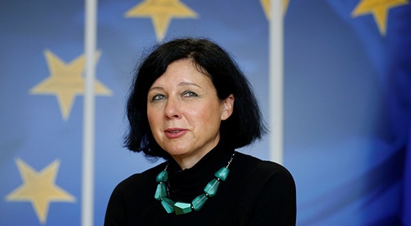 Arabia Saudí fue considerada como una “amenaza” por sus controles laxos sobre la financiación del terrorismo y el blanqueo de capitales. En la imagen de archivo, la comisionada de Justicia europea, Vera Jourova, en la sede de la Comisión Europea en Bruselas.