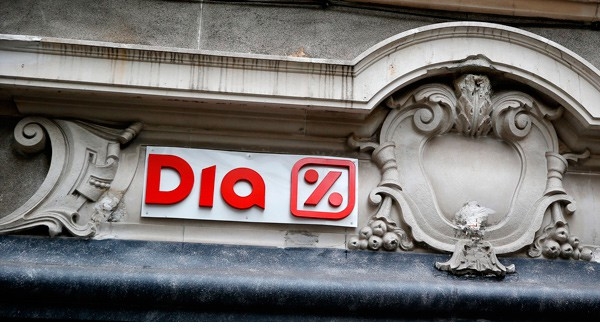 El logo de DIA en un supermercado en el centro de Madrid.