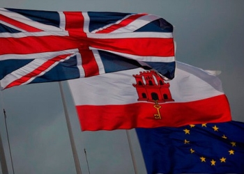 La 'Union Jack' británica, bandera de Gibraltar y bandera de la Unión Europea.