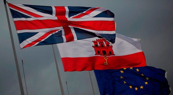 La 'Union Jack' británica, bandera de Gibraltar y bandera de la Unión Europea.