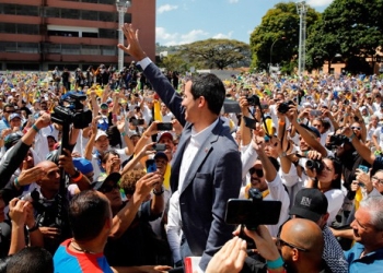 Llegada de Juan Guaidó al lanzamiento de 'Voluntarios por Venezuela'.