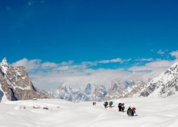 Excursionistas recorren el glaciar Baltoro en la Cordillera del Karakórum en Pakistán.