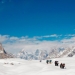 Excursionistas recorren el glaciar Baltoro en la Cordillera del Karakórum en Pakistán.