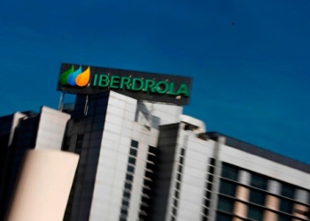 El logo de Iberdrola en un edificio en Madrid.