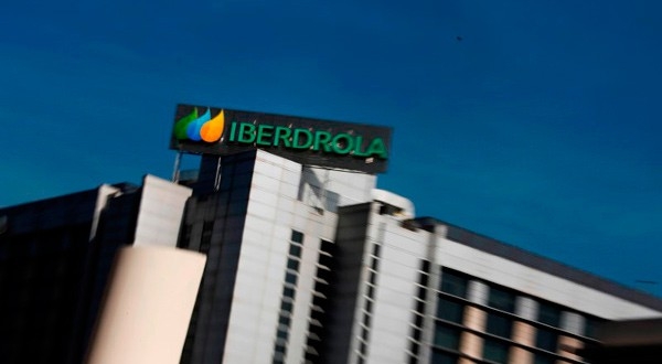 El logo de Iberdrola en un edificio en Madrid.