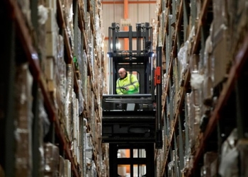 En la imagen, un empleado opera un montacargas para trasladar mercancía en los almacenes Miniclipper Logistics en Leighton Buzzard, Reino Unido, el 3 de diciembre de 2018.