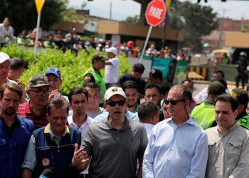 El senador estadounidense Marco Rubio (de gorra blanca y gafas oscuras) habla durante una conferencia de prensa en Cúcuta, en la frontera entre Colombia y Venezuela.
