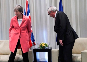 Theresa May posa junto al presidente de la Comisión Europea Jean-Claude Juncker durante una cumbre entre los países de la Liga Árabe y la UE en el resort Red Sea, en Sharm el-Sheikh, Egipto.
