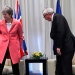 Theresa May posa junto al presidente de la Comisión Europea Jean-Claude Juncker durante una cumbre entre los países de la Liga Árabe y la UE en el resort Red Sea, en Sharm el-Sheikh, Egipto.