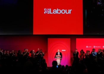 En la imagen, el líder del Partido Laborista, Jeremy Corbyn, da un discruso en un congreso del partido en Liverpool, Reino Unido.
