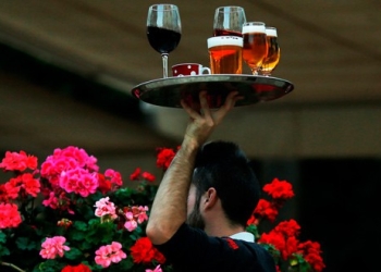 Un camarero con una bandeja en un restaurante de Málaga.