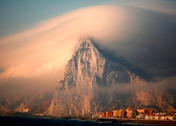 Peñón de Gibraltar bajo las nubes.