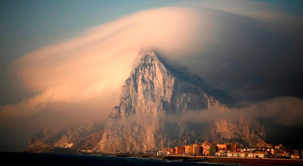 Peñón de Gibraltar bajo las nubes.