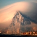 Peñón de Gibraltar bajo las nubes.