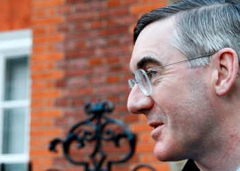 El parlamentario británico del Partido Conservador Jacob Rees-Mogg fuera de su residencia en Londres.