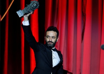 El director de "El Reino", Rodrigo Sorogoyen levanta su premio Goya por la mejor dirección en la gala celebrada en Sevilla este 2 de febrero