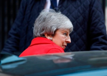 La primera ministra Theresa May sale de Downing Street en Londres, el 26 de febrero de 2019.