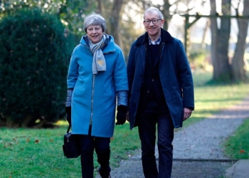 La primera ministra británica, Theresa May y su marido Philip salen de una iglesia cerca de High Wycombe, Reino Unido.