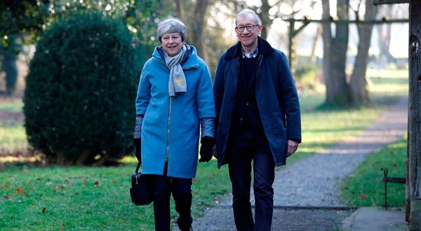 La primera ministra británica, Theresa May y su marido Philip salen de una iglesia cerca de High Wycombe, Reino Unido.