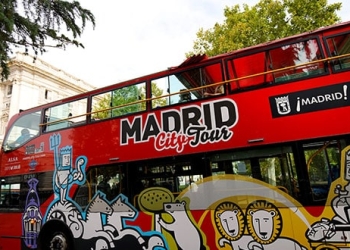 Autobús turístico en las afueras del Palacio Real en Madrid.