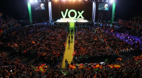 Seguidores del partido VOX en un acto en el Palacio Vistalegre, Madrid.