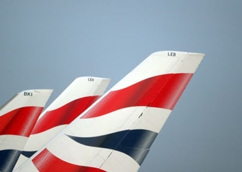 Logotipos de British Airways en el aeropuerto de Heathrow, Londres.