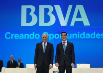El presidente ejecutivo de BBVA, Francisco González, y el consejero delegado, Carlos Torres Vila, durante una junta de accionistas en el Palacio Euskalduna en Bilbao, España. 16 de marzo 2018. REUTERS/Vincent West