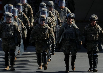 Soldados y agentes fronterizos realizan un ejercicio en el puerto de entrada de San Ysidro, San Diego.