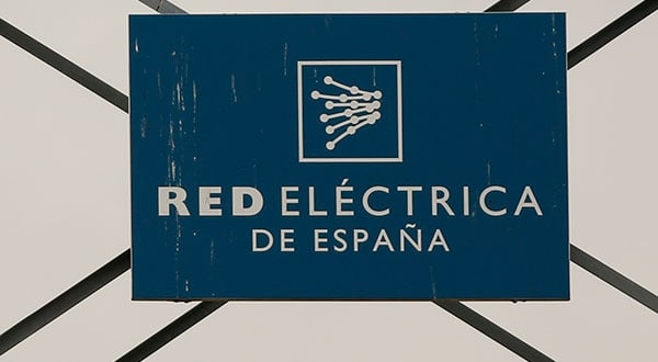 El logo de Red Eléctrica en una torre del sistema de transmisión en Alcobendas, Madrid.