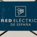 El logo de Red Eléctrica en una torre del sistema de transmisión en Alcobendas, Madrid.