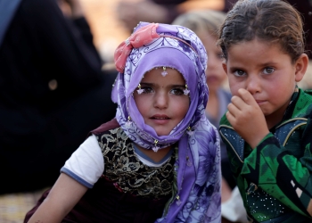 Niños sirios desplazados al arribar a un campamento de refugiados en la aldea de Atimah, provincia de Idlib, Siria.