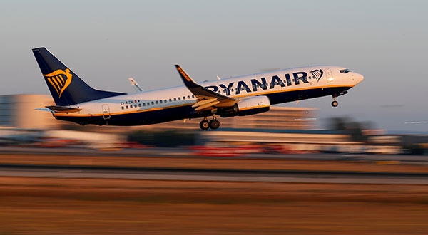 Un Boeing 737-800 de Ryanair despega de un aeropuerto en Palma de Mallorca, España.