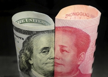 Billete estadounidense de 100 dólares, de Franklin, y billete chino de 100 yuanes con el fallecido presidente chino Mao Zedong.