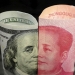 Billete estadounidense de 100 dólares, de Franklin, y billete chino de 100 yuanes con el fallecido presidente chino Mao Zedong.