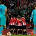 Jugadores del Bilbao celebran ante la decepción del Atlético.