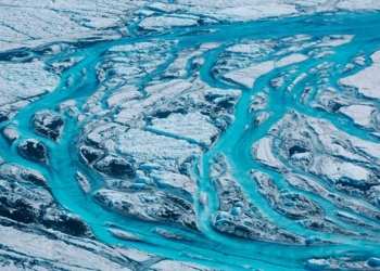 Ríos de agua corren por el deshielo en el Ártico. Cortesía: National Geographic