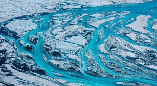 Ríos de agua corren por el deshielo en el Ártico. Cortesía: National Geographic