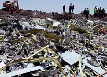 Restos del vuelo ET 302 accidentado de Ethiopian Airlines cerca de Bishoftu, al sureste de Adis Abeba, Ehiopía, el 11 de marzo de 2019.