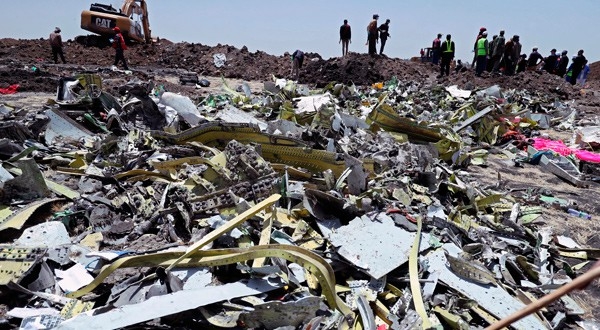 Restos del vuelo ET 302 accidentado de Ethiopian Airlines cerca de Bishoftu, al sureste de Adis Abeba, Ehiopía, el 11 de marzo de 2019.